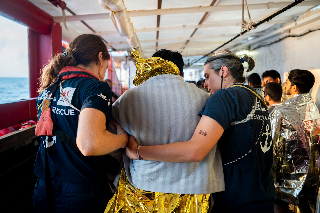 Sbarcata a Ortona la Ocean Viking con 7 migranti dopo 4 giorni di navigazione